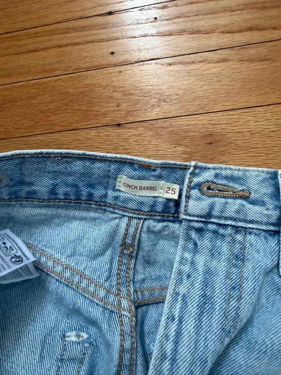 Levi’s barrel leg Cinch Light Blue Women’s Jeans - Picture 5 of 5